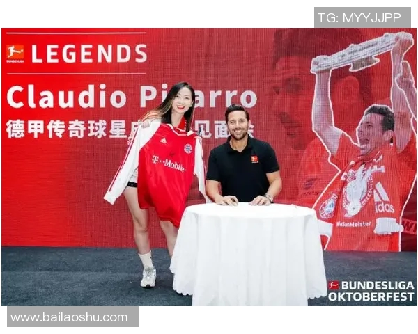 足球球星街头被粉丝认出引发围观 亲切回应粉丝热情互动现场温馨瞬间